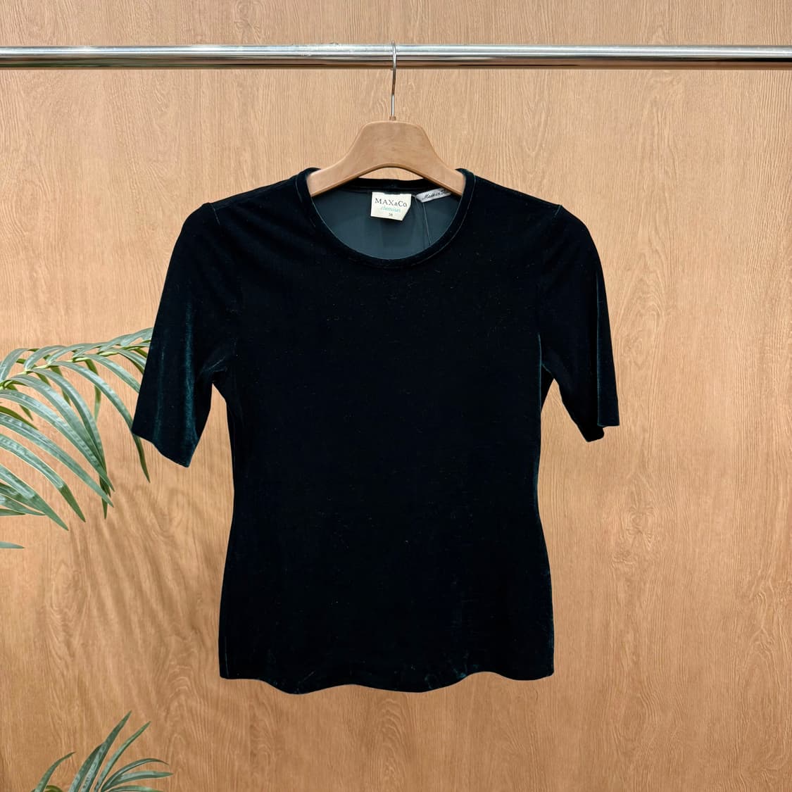 막스앤코 반팔 티셔츠 라운드넥 벨벳 디테일 슬림핏 딥그린 상품이미지1