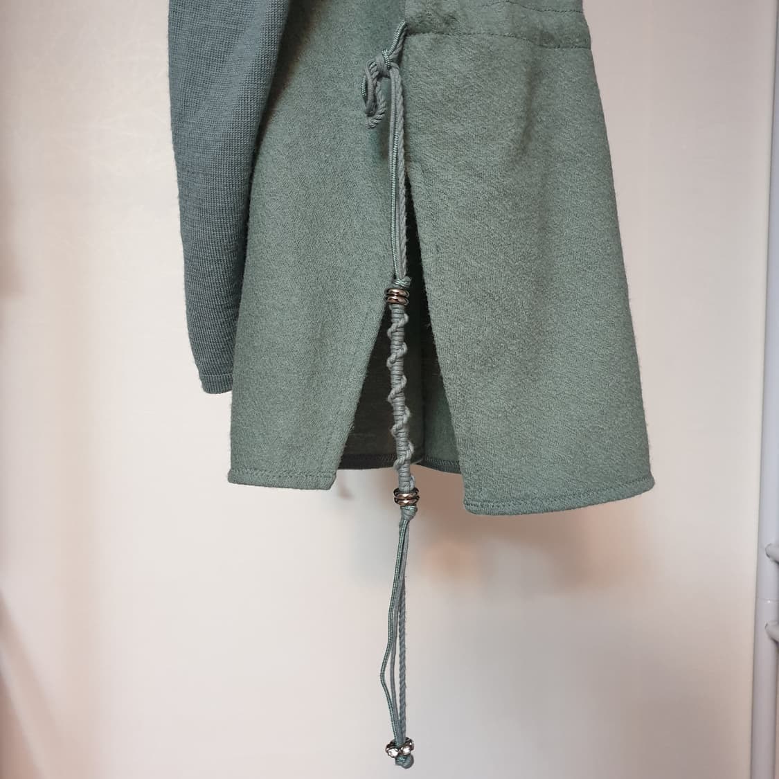 한섬 LATT 래트 투톤 텍스쳐블록 마크라메스트링 스웨터 타임 마인 랑방 상품이미지8