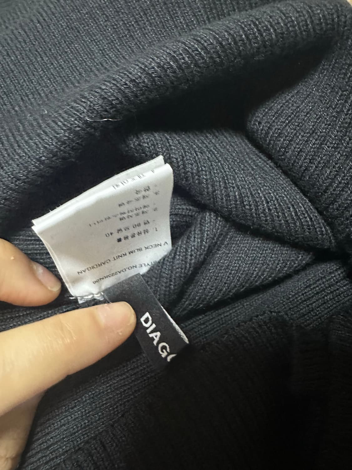 DIAGONAl_ V NECK SILHOUETTE CARDIGAN 상품이미지5