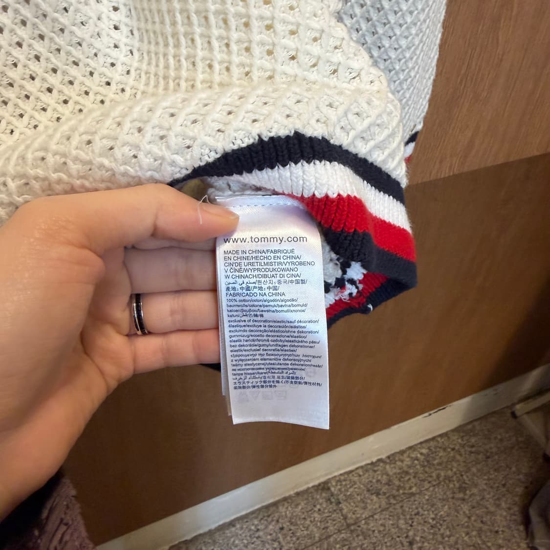 타미힐피거 라운드넥 메쉬 니트 라인 배색 디테일 아이보리 상품이미지6