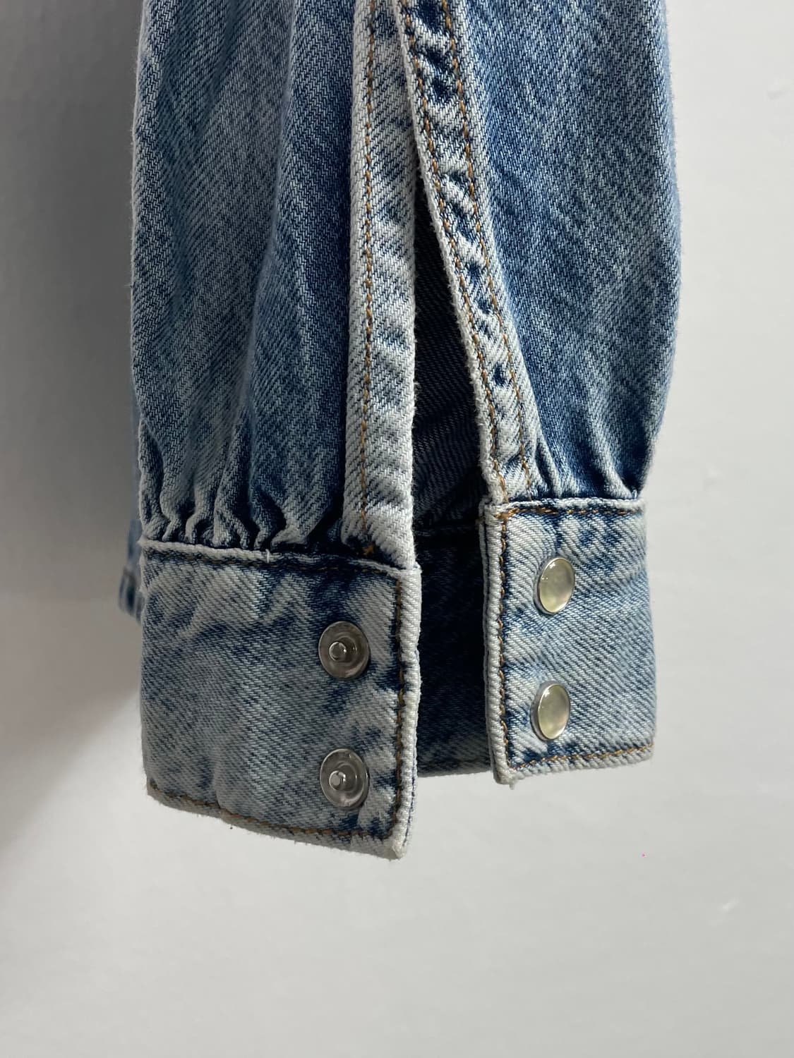 가니 데님 워시드 헨리넥 블라우스 (on.602) 상품이미지6