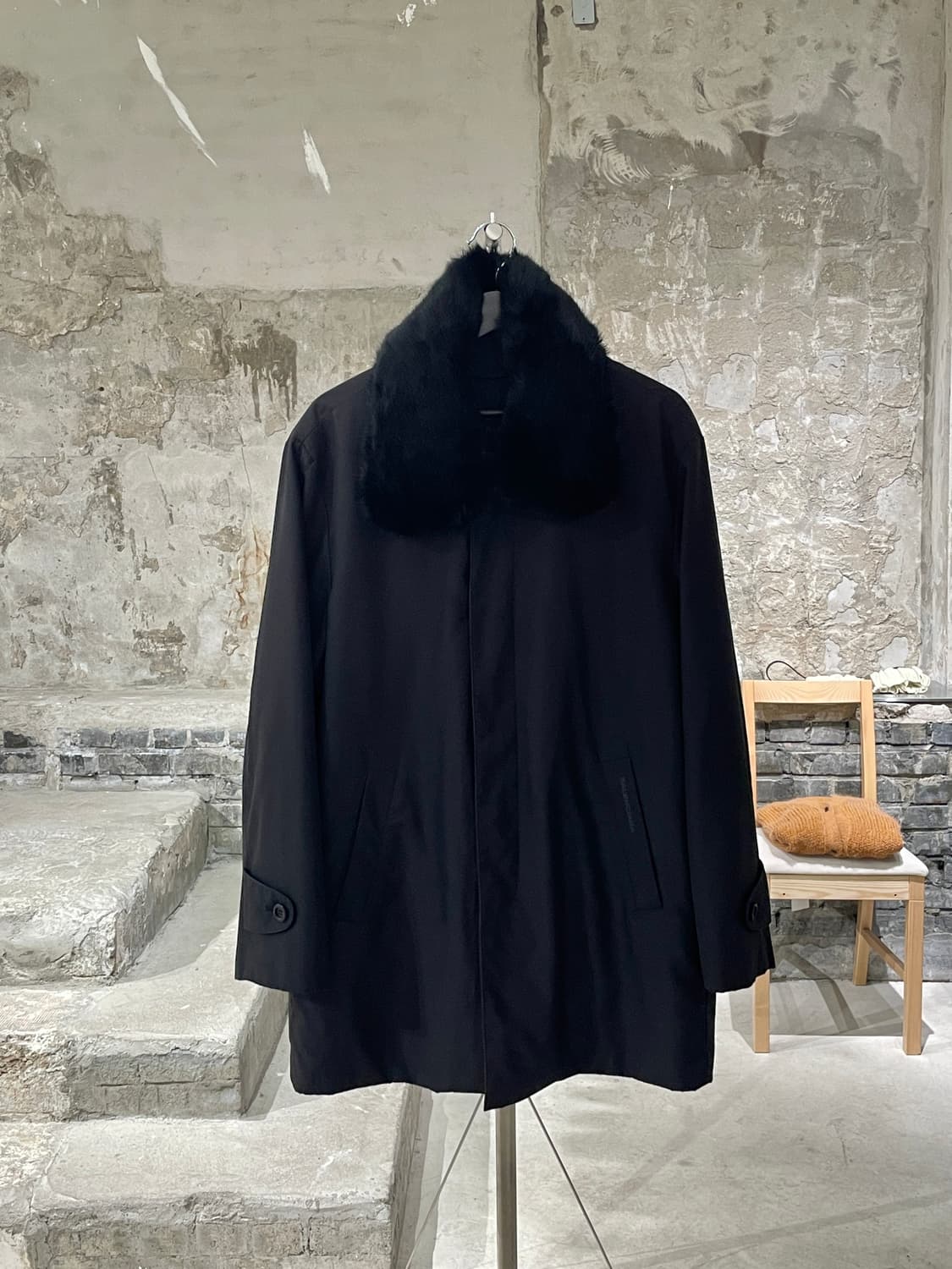 발렌시아가 블랙 퍼 카라 히든 버튼 폴리에스터 자켓 상품이미지1