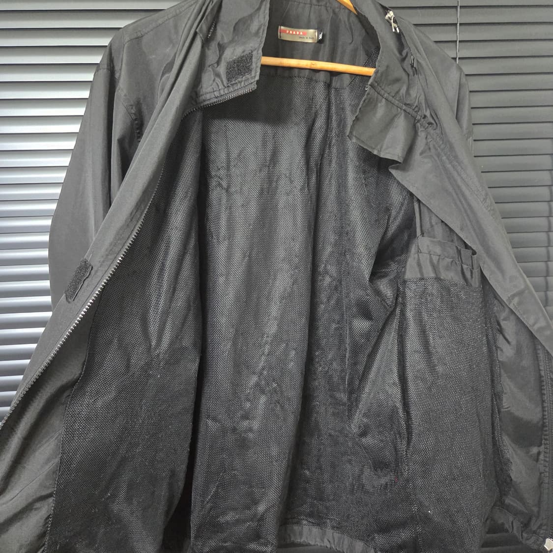 프라다 레드탭 빈티지 블랙 바람막이 XL 상품이미지5