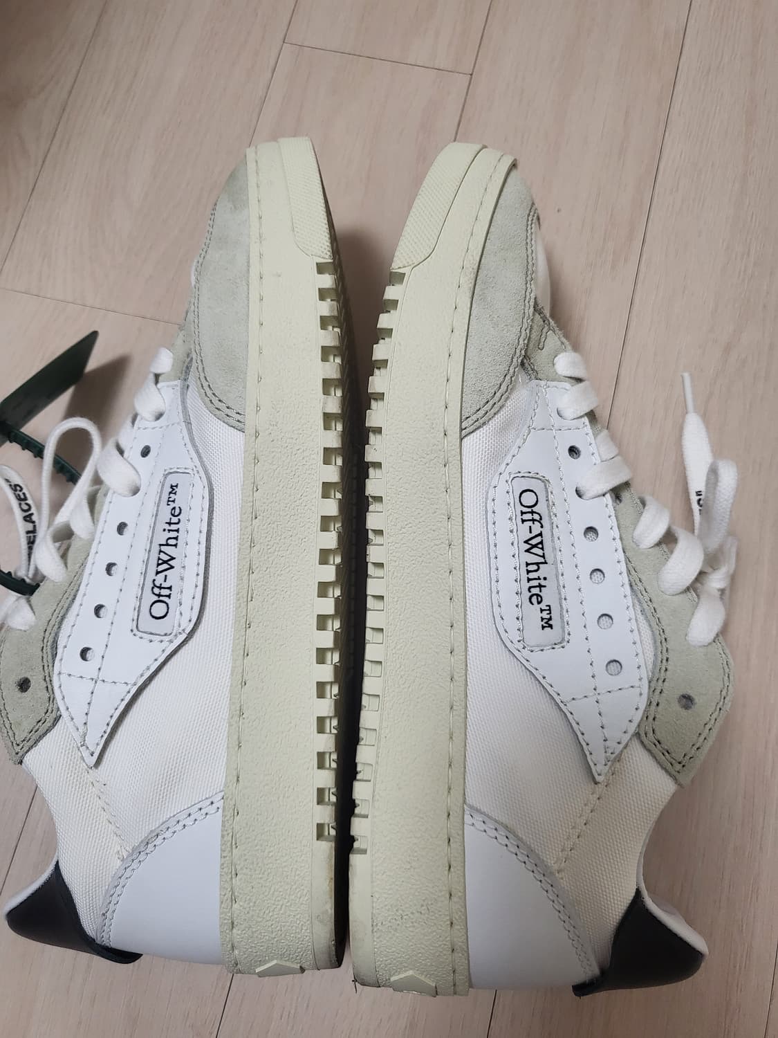 오프화이트 스니커즈 240 상품이미지4