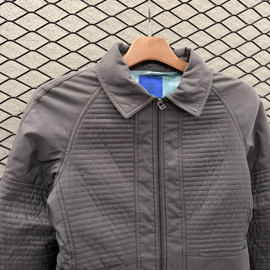 MCM 크롭 캐주얼 퀼티드 자켓 바이커패널 디테일 차콜 상품이미지4