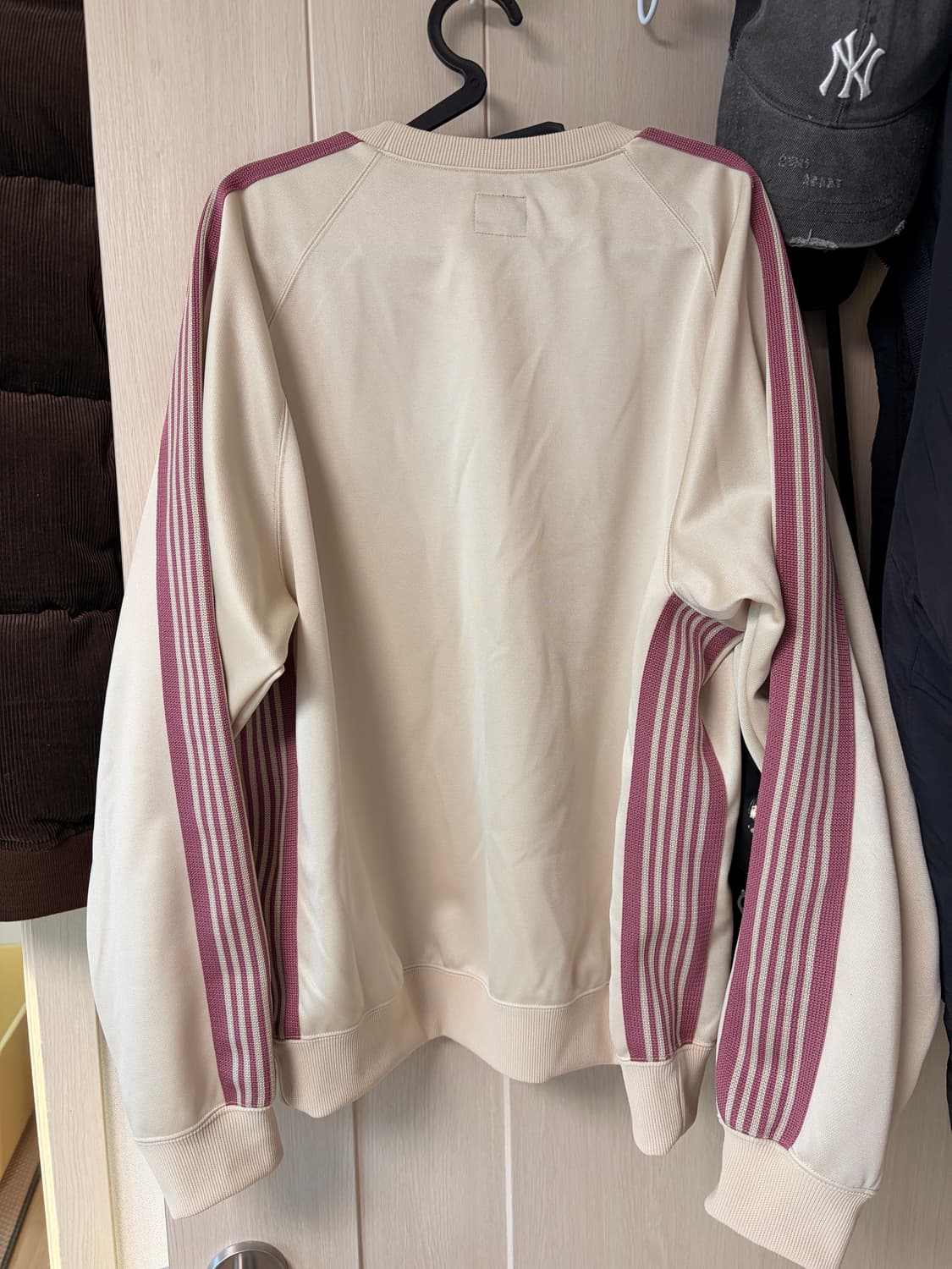 니들스 트랙 크루넥 맨투맨 아이보리 상품이미지2