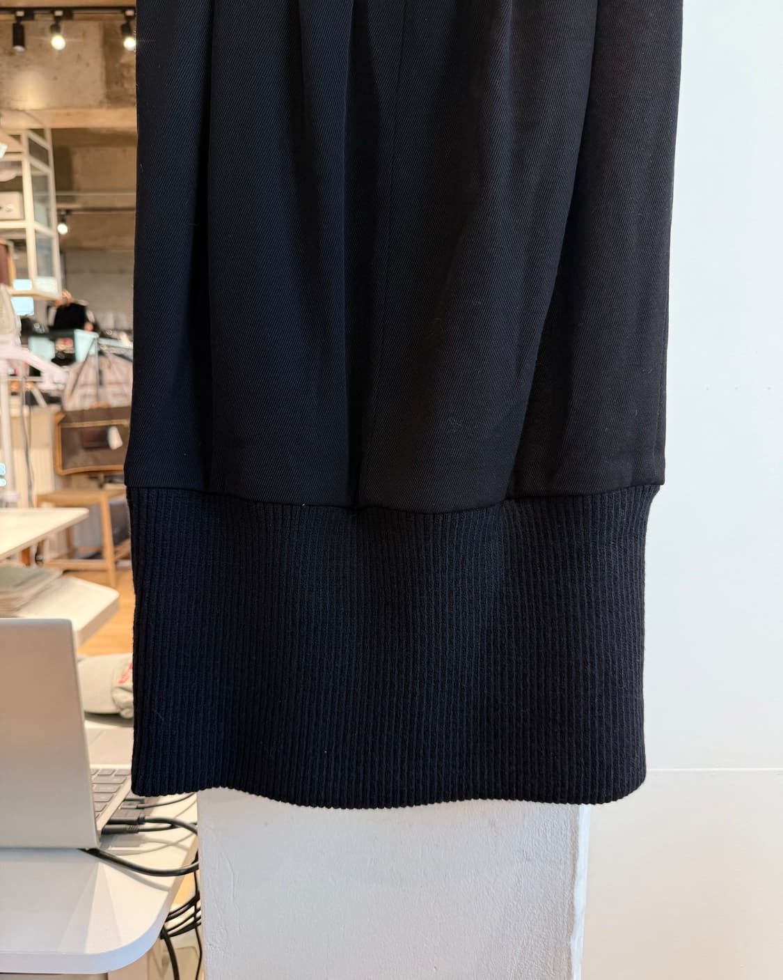 드리스 반 노튼 블랙 밴딩 미디스커트  상품이미지4