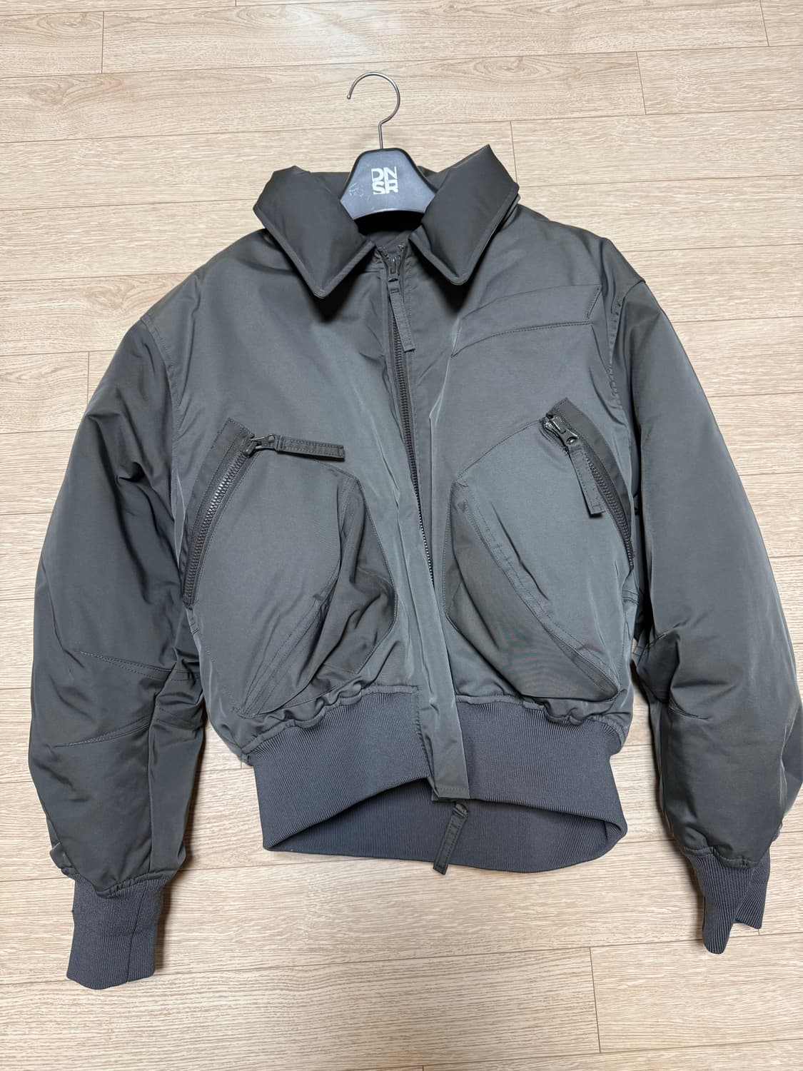 Dnsr 플라이트 크롭 덕다운 패딩 점퍼 카키 상품이미지2