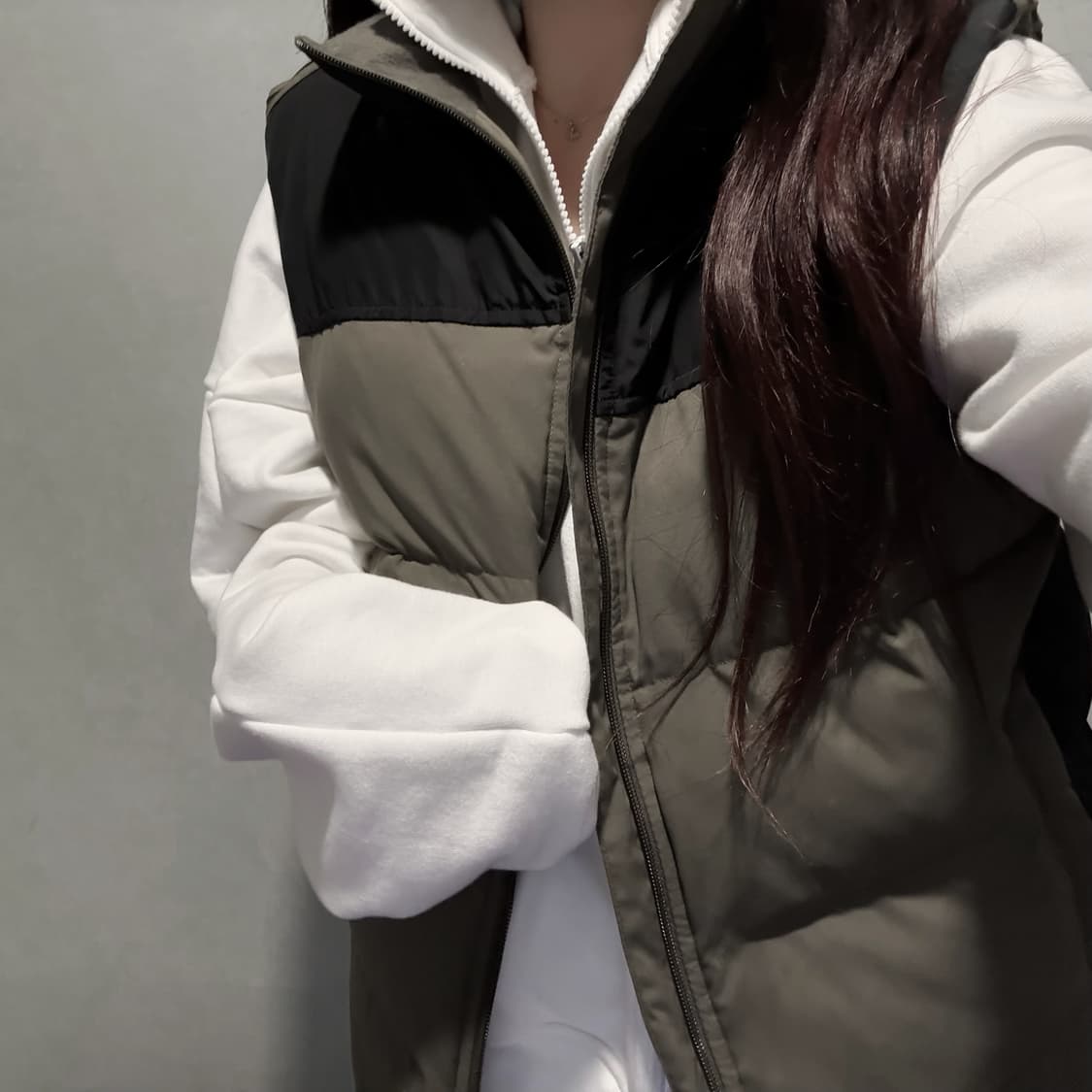 아디다스 카키 블랙 조끼 패딩  상품이미지2