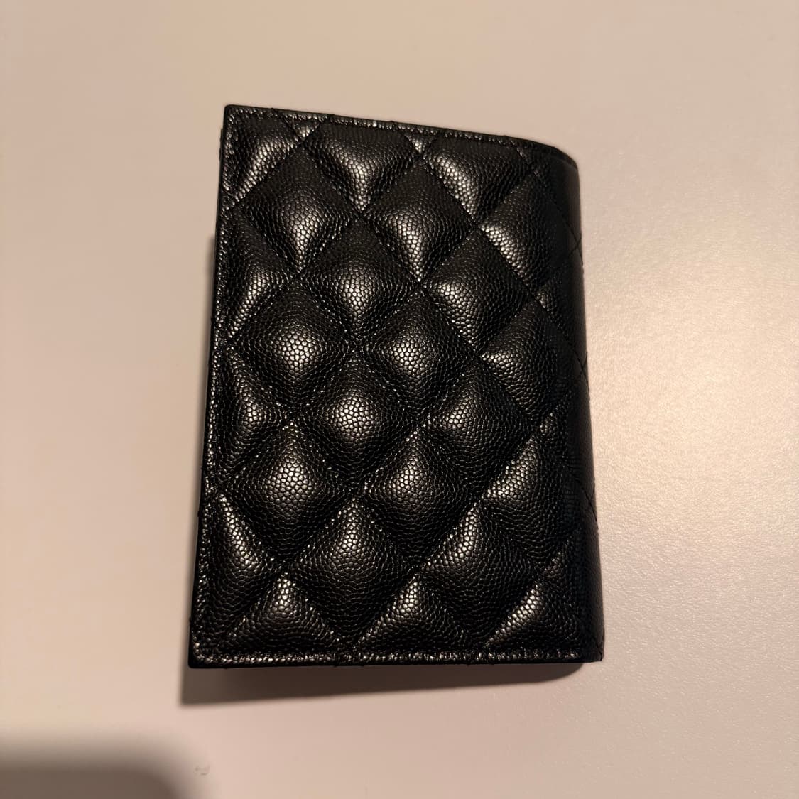 샤넬 골드 로고 캐비어 여권 카드 지갑 블랙 상품이미지6