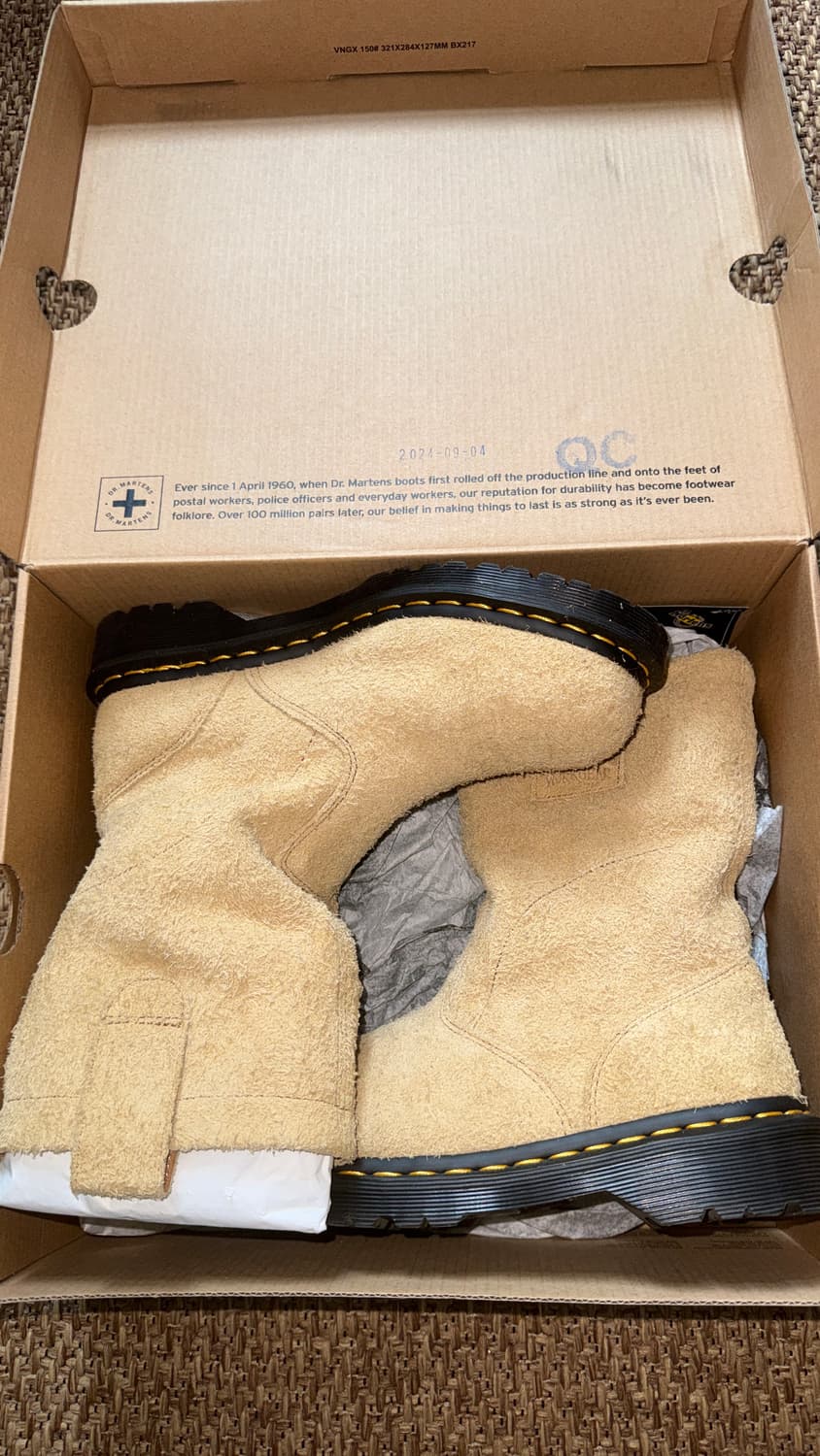 닥터마틴 x스투시 2295 데콘 샌드 헤어리 스웨이드 부츠 탄  상품이미지1