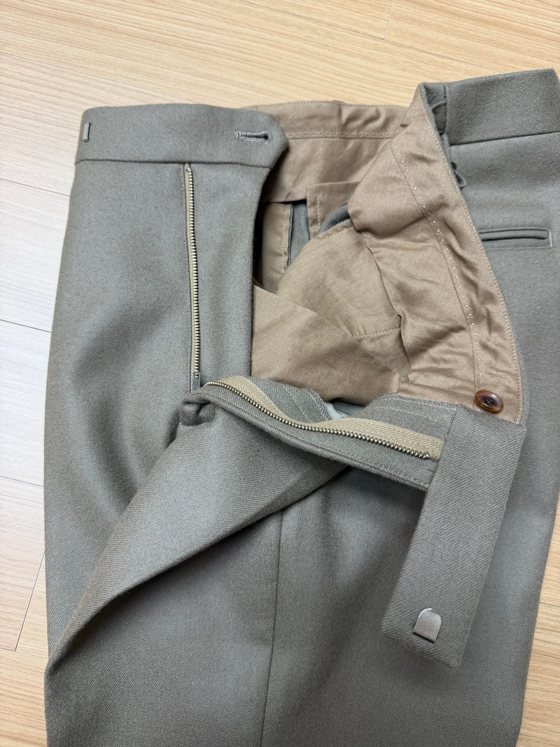 오라리(Auralee) 멜튼울 슬랙스 그레이 베이지 4 상품이미지5