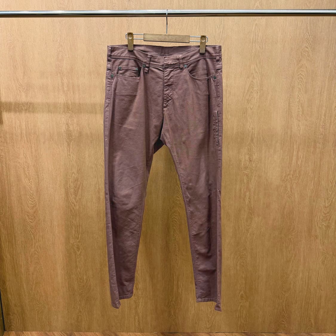 닐 바렛 코튼 팬츠 사이드 싱글 포켓 블랙 로고 디테일 슬림핏 퍼플 상품이미지2