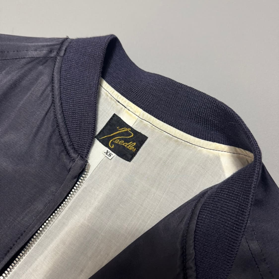 니들스(NEEDLES) 다크퍼플컬러 레이온 혼방 블루종 자켓 상품이미지3