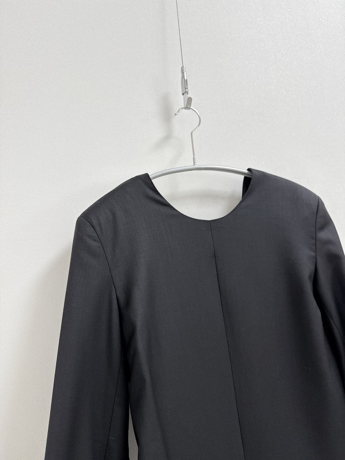 코스 백 드레이프 블랙 원피스 상품이미지4