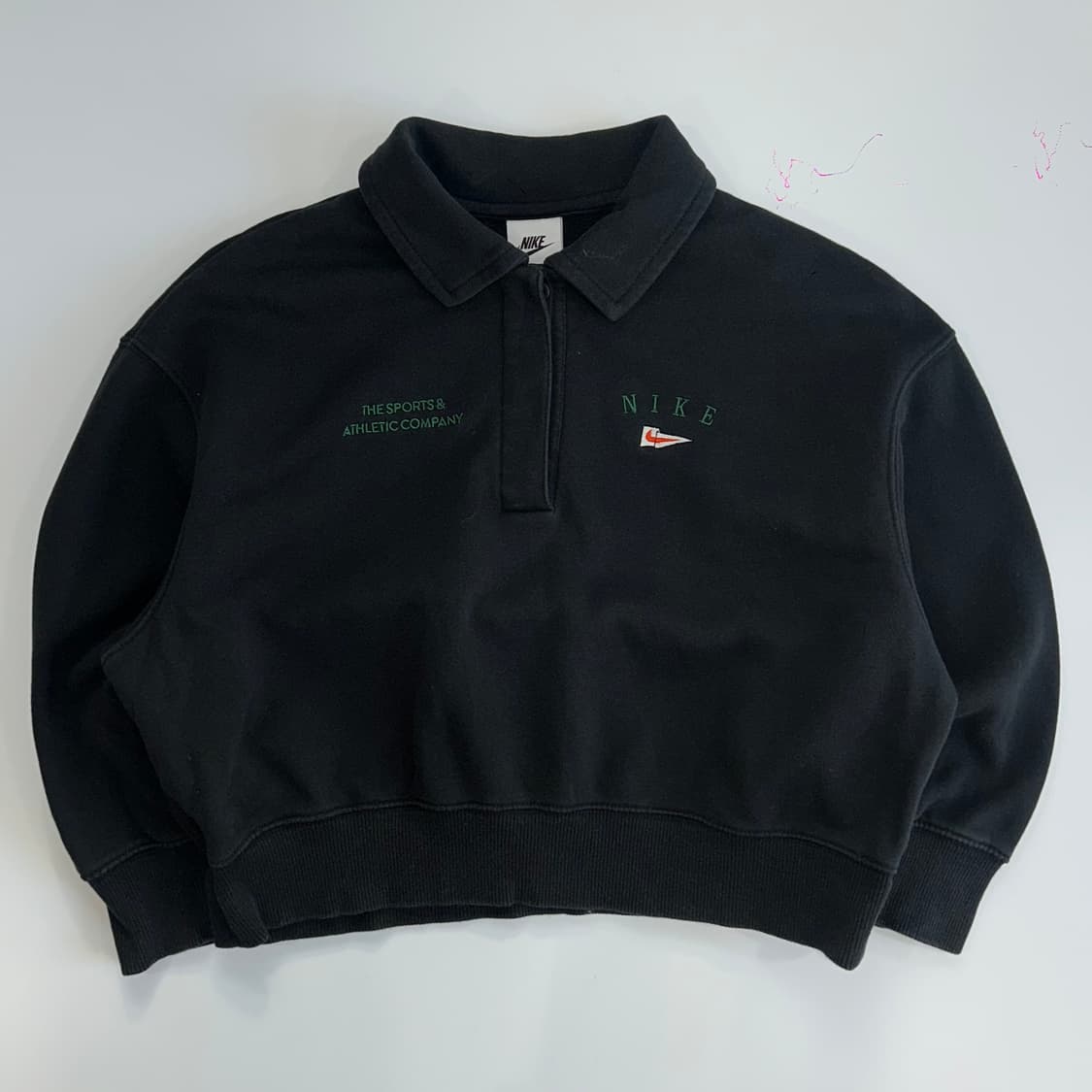 Nike 나이키 그린 로고 블랙 크롭 카라티 상품이미지3