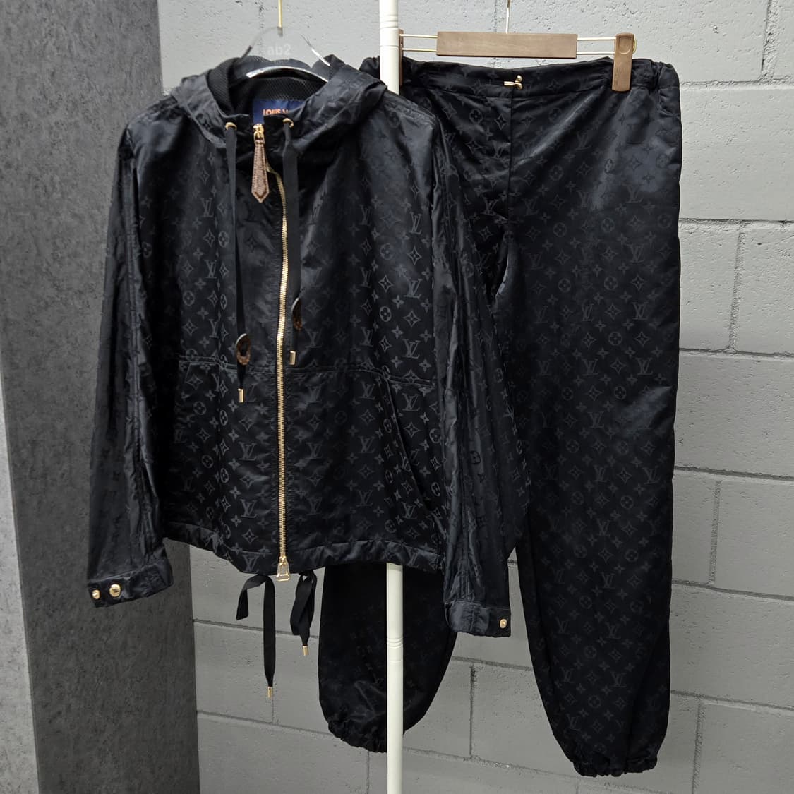 백화점판 / 루이비통 LV 모노그램 샤이니 바람막이 조거팬츠 셋업 상품이미지1