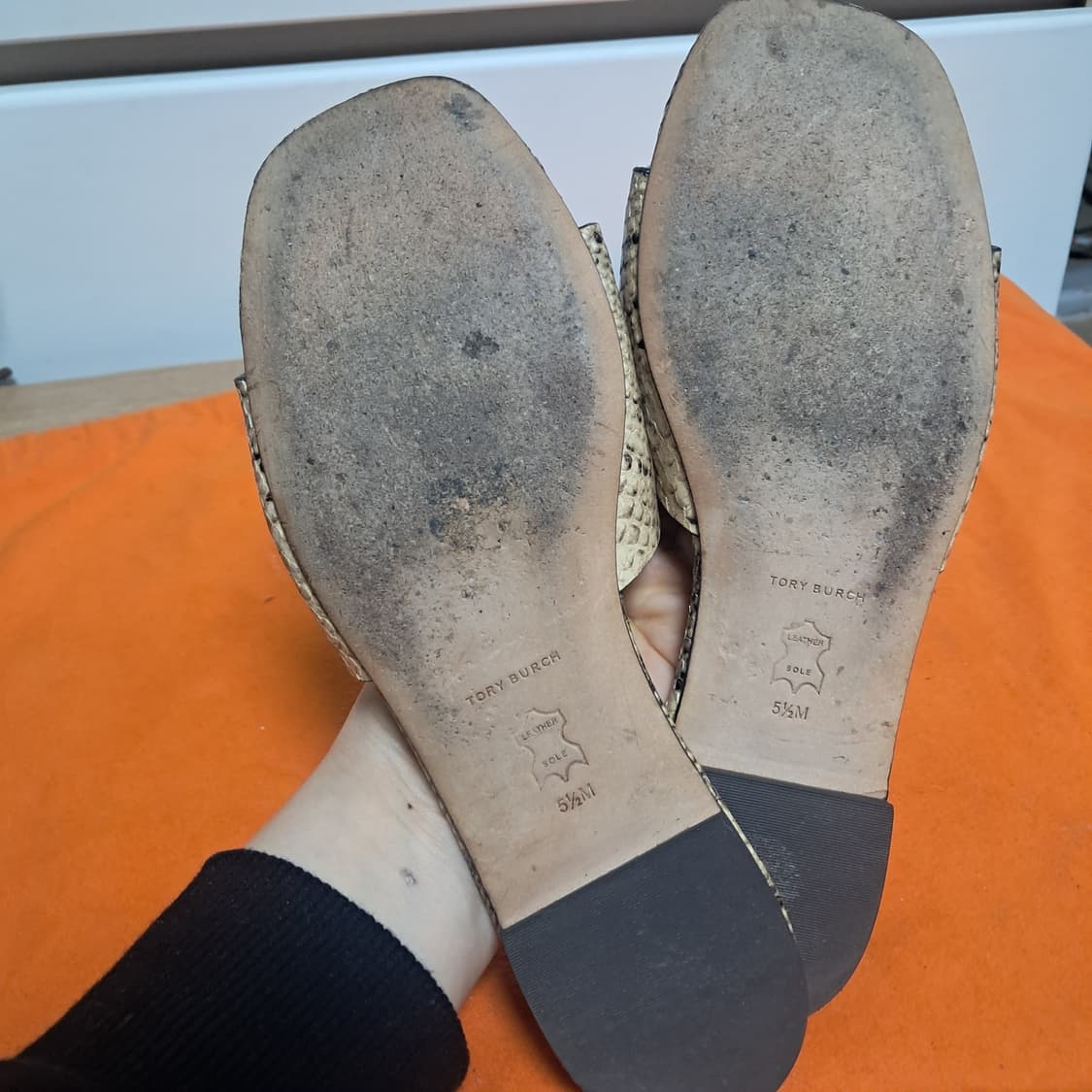 토리버치 뱀피 패턴 플랫 샌들 슬리퍼 5.5 약225 상품이미지8