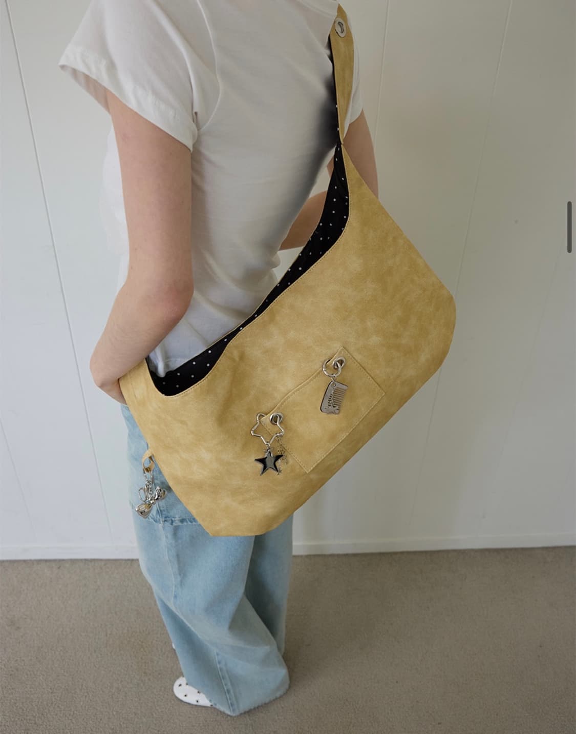 레터리 리버시블 숄더백 버터 상품이미지1