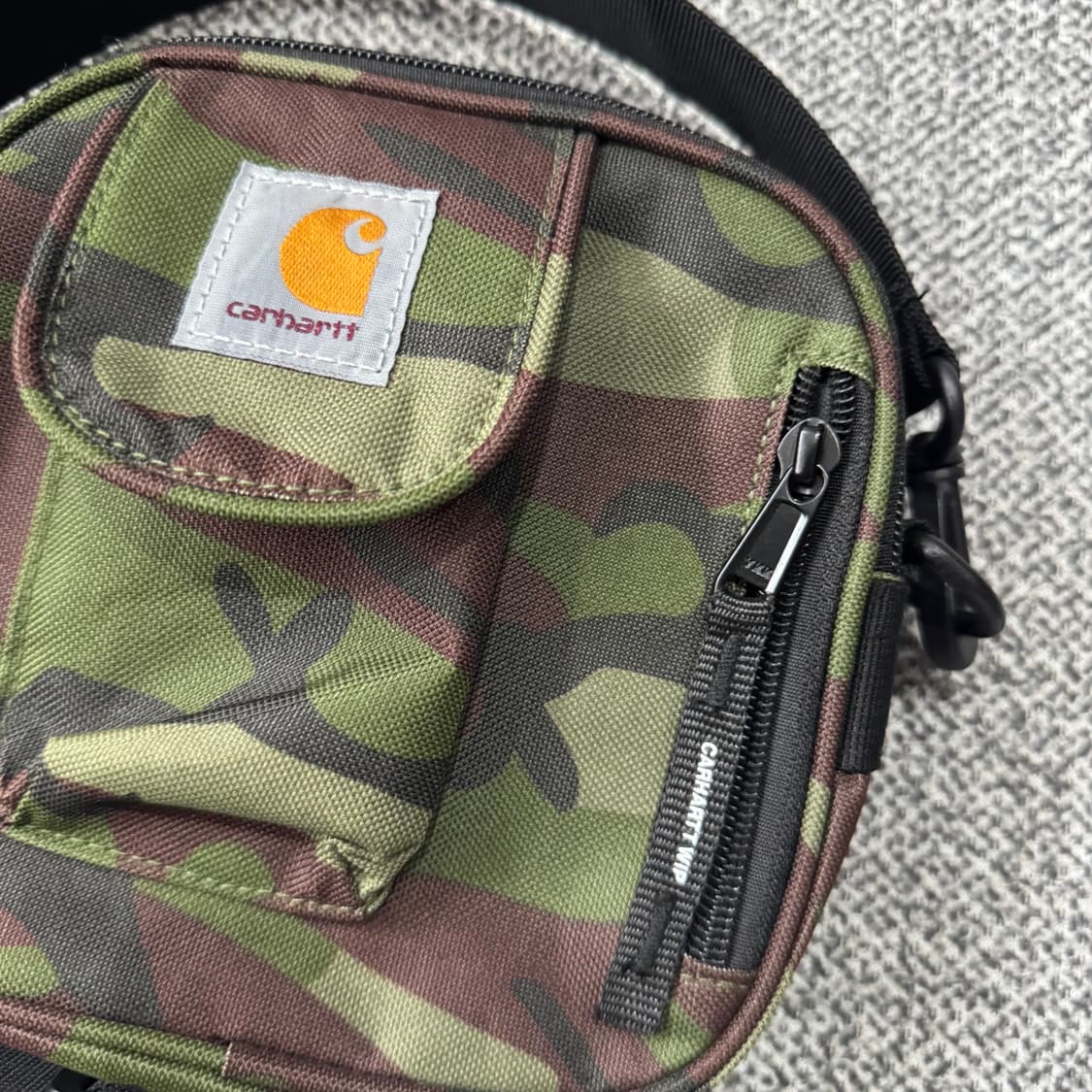 칼하트 WIP카모 에션셜 백 상품이미지2