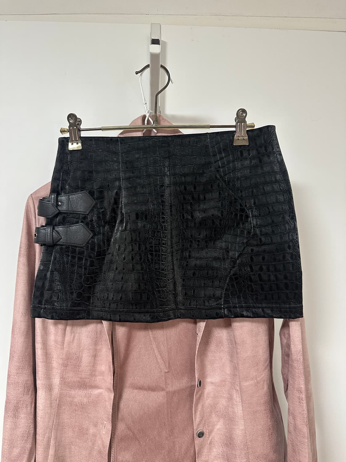 핑크스웨이드서츠 + 파이톤 미니스커트 + 플노팔탑 상품이미지5