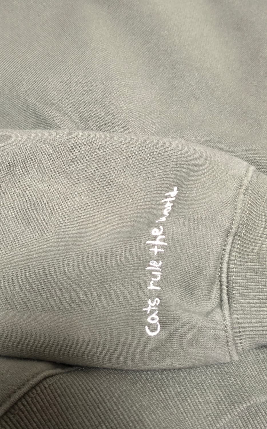 김메주와 고양이 유튜버 굿즈 올리브색 기모 맨투맨 상품이미지4