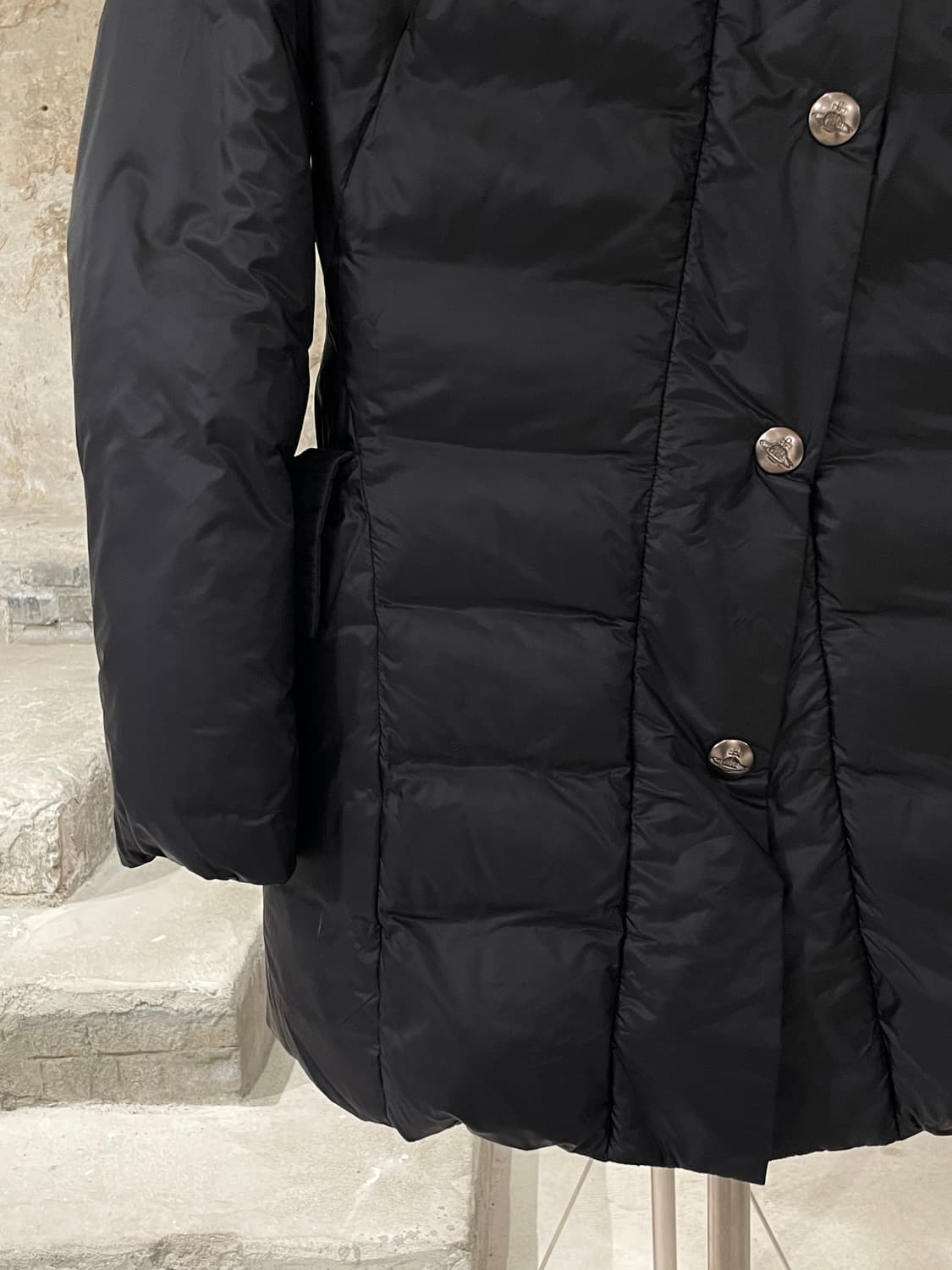 비비안 웨스트우드 앵글로마니아 블랙 하이넥 구스 다운 패딩 상품이미지4