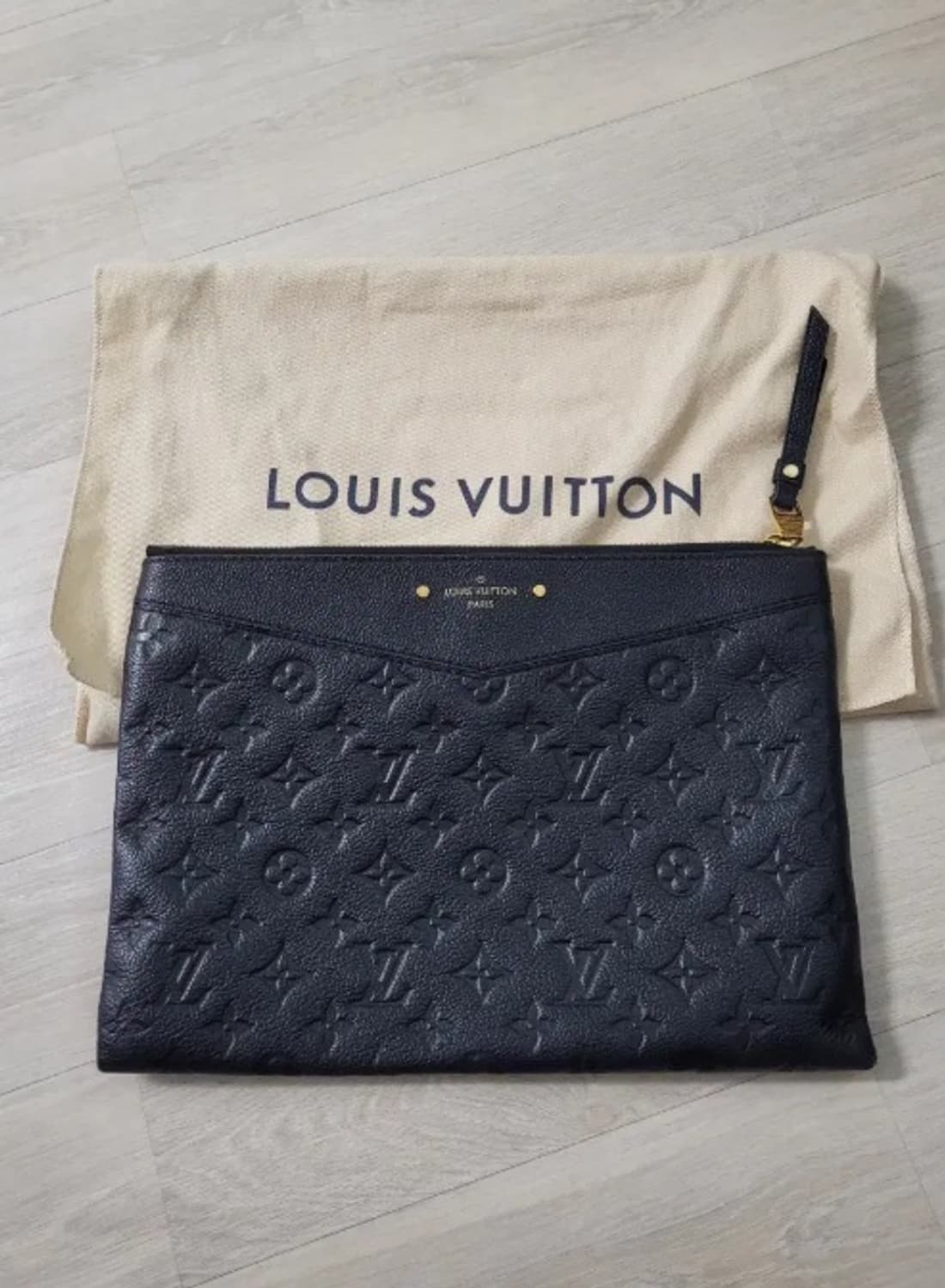 [정품] 루이비통 트리플 블랙 엠보싱 레더 클러치 풀구성품 상품이미지1
