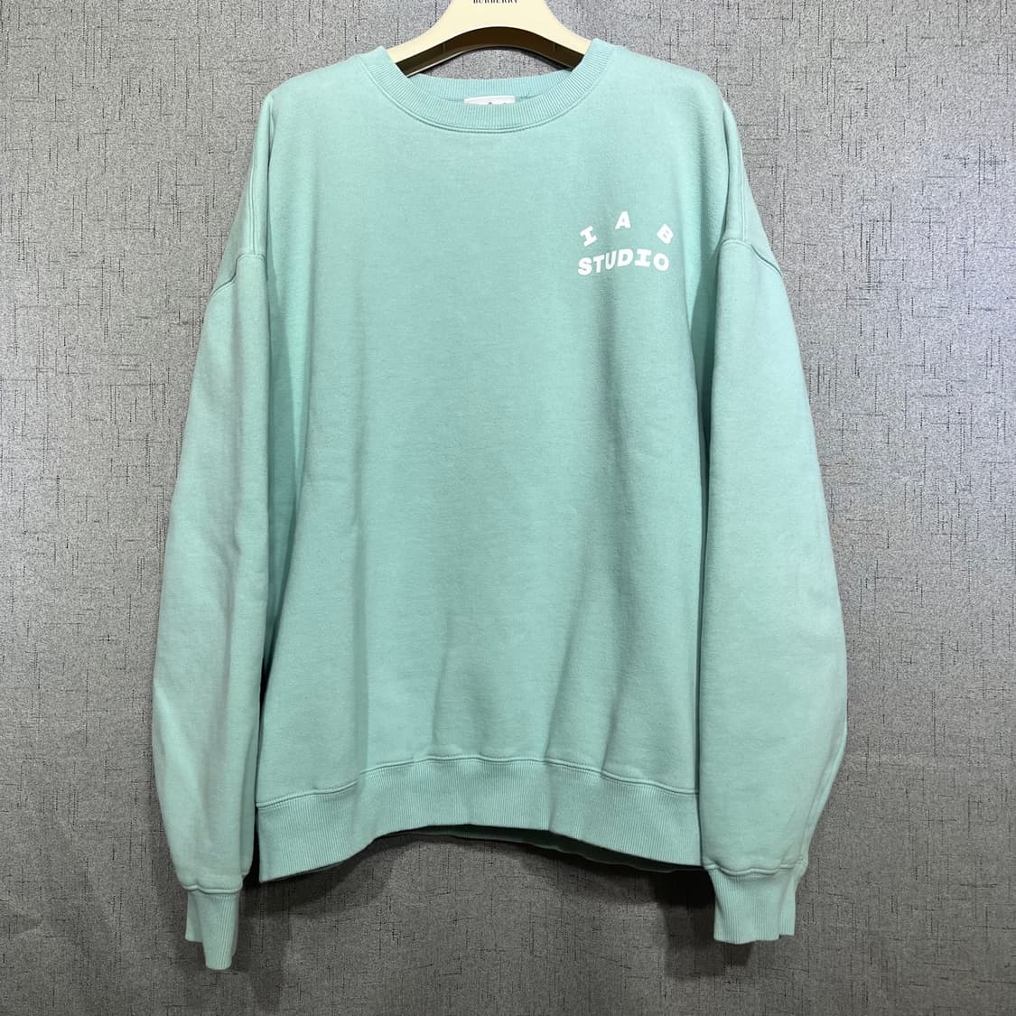 XL 아이앱 스튜디오 정품 크루넥 기모 애쉬 그린 맨투맨 상품이미지1