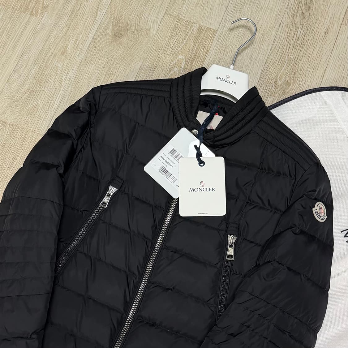 [블랙 2/새상품급] 몽클레어 아미오 경량패딩 자켓 블랙 풀구성 상품이미지2