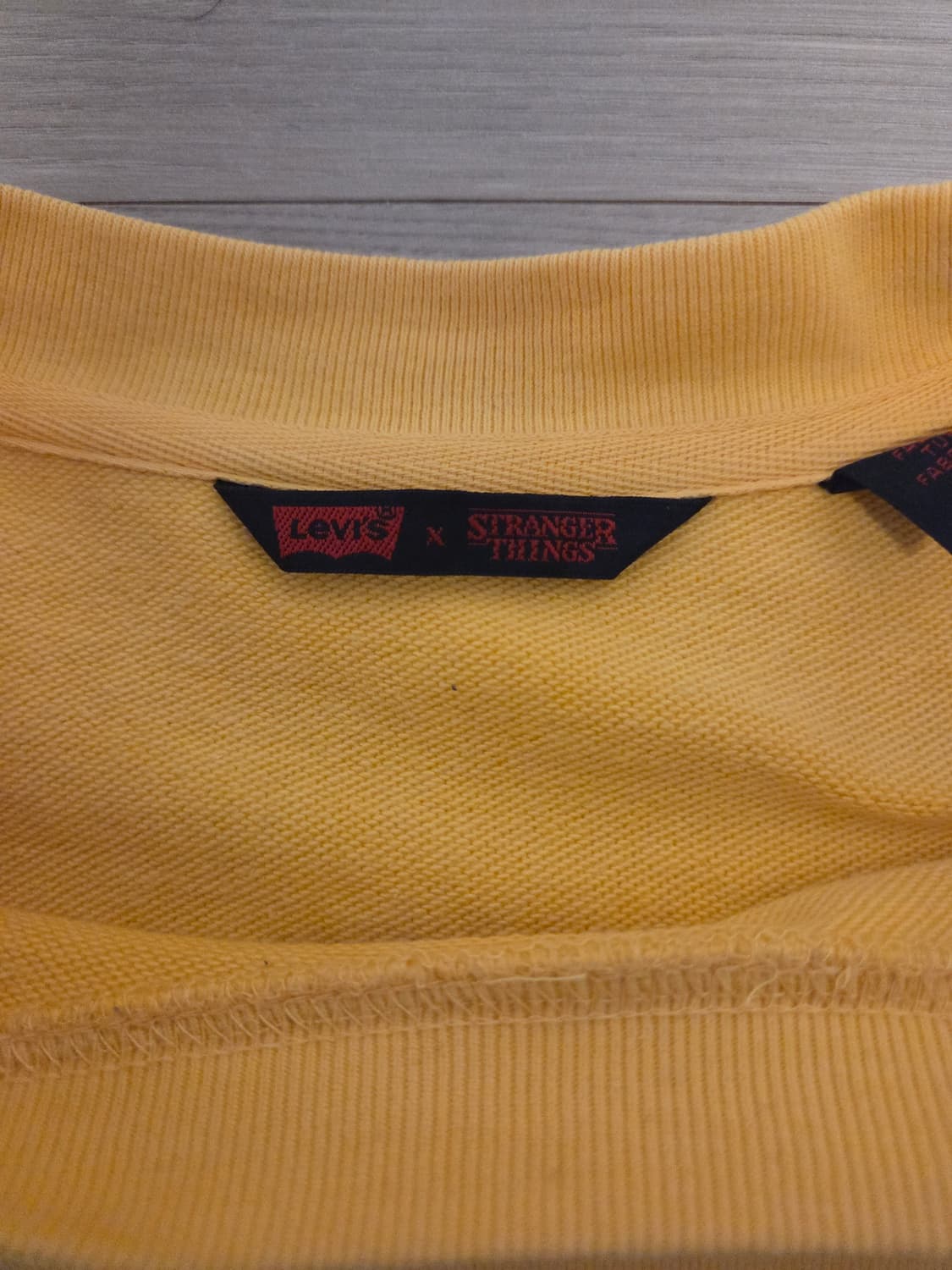 리바이스 X 기묘한이야기 ELEVEN 옐로우 맨투맨 티셔츠 상품이미지3
