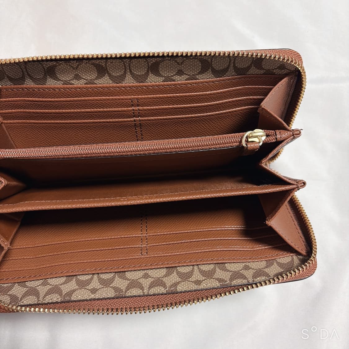 코치 브라운 레더 지퍼 장지갑 상품이미지3