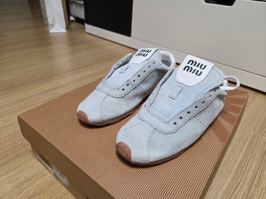 미우미우 Miu Miu 플룸 스웨이드 가죽 스니커즈 상품이미지4