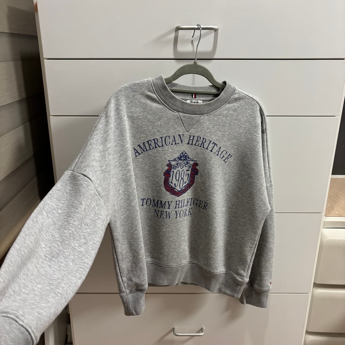 타미힐피거 그레이 뉴욕 로고 맨투맨 상품이미지2