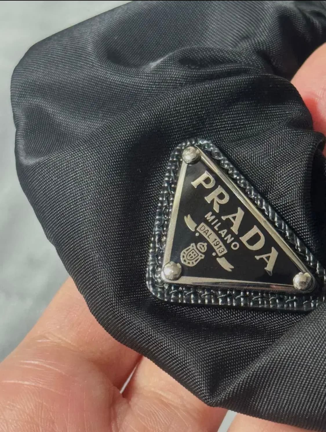 프라다 리나일론 삼각로고 스크런치 블랙 상품이미지2