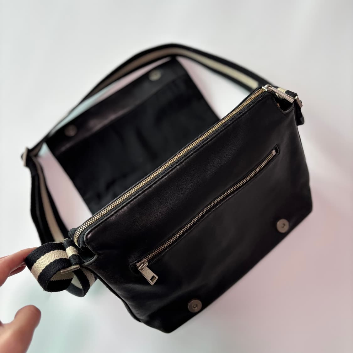 발리(BALLY) 시그니처 스트라이프 레더 메신저 백 블랙 상품이미지3