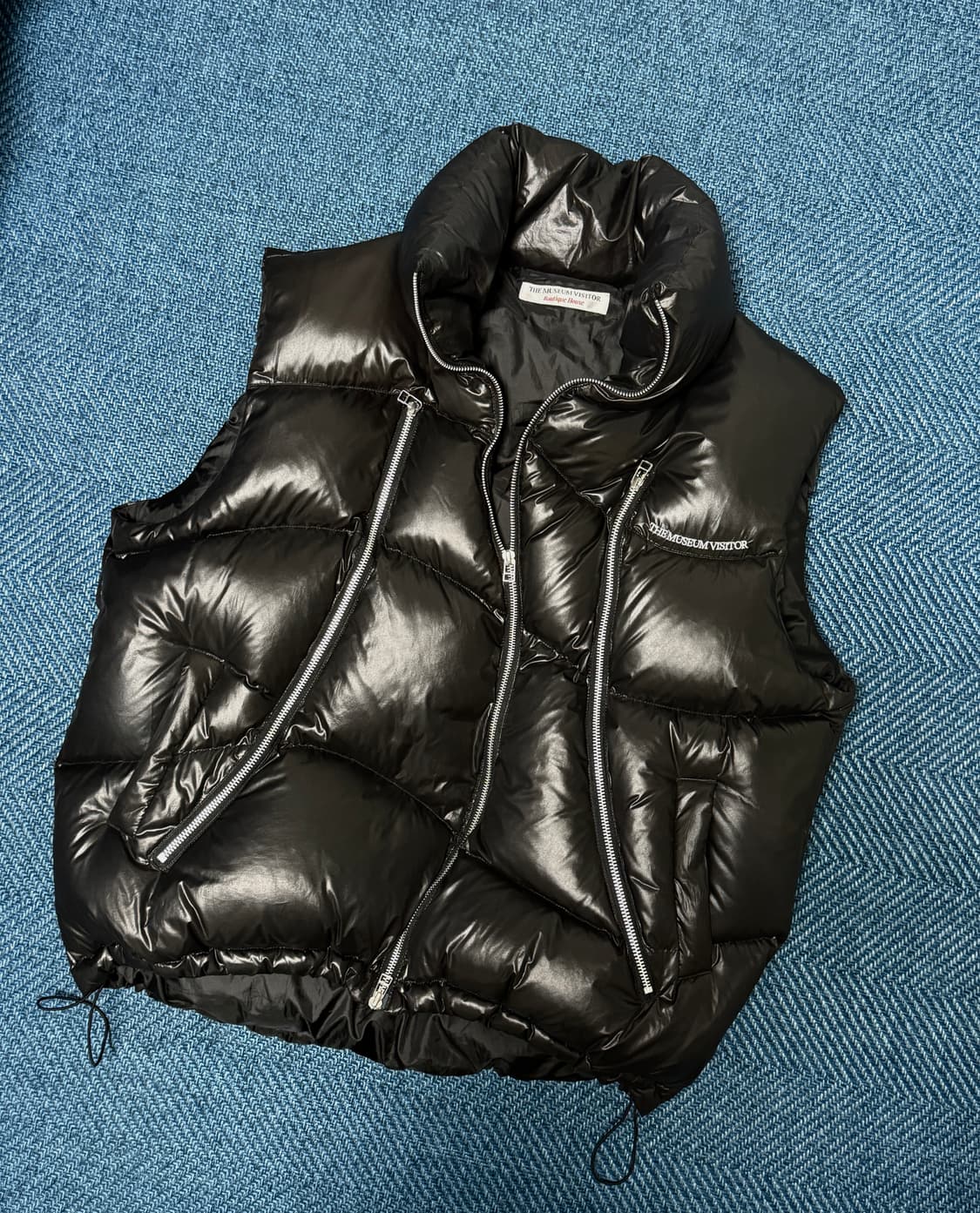 더뮤지엄비지터 크림 커브드 지퍼 푸퍼 다운 베스트 글로시 블랙 상품이미지2