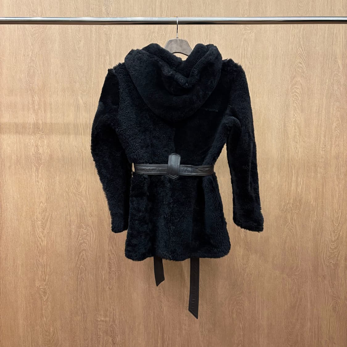 도나카란 뉴욕 후드 무스탕 양털 자켓 허리 스트랩 지퍼 포켓 디테일 블랙 상품이미지3