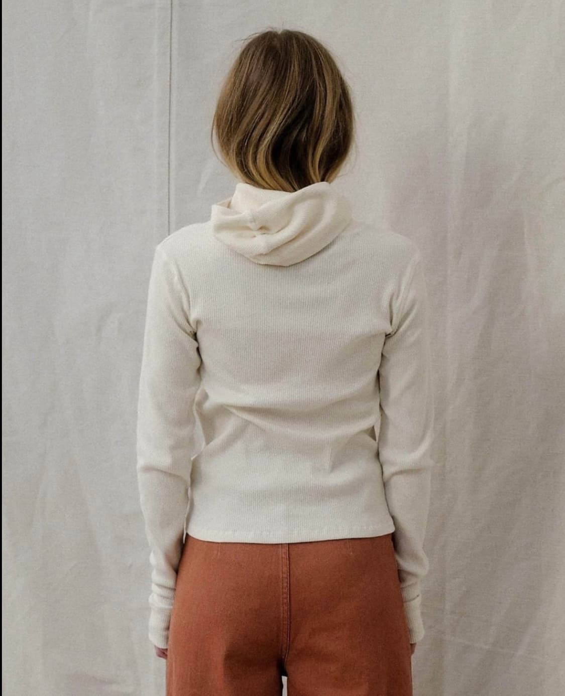 베이스레인지 하니파 후디 화이트 상품이미지2