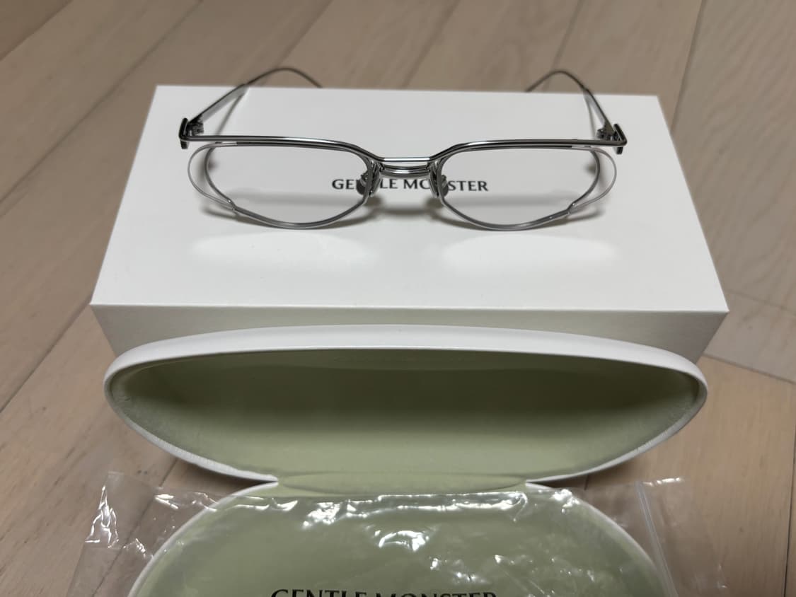 젠틀몬스터 안경 DON 02 실버색상 판매합니다. 상품이미지3