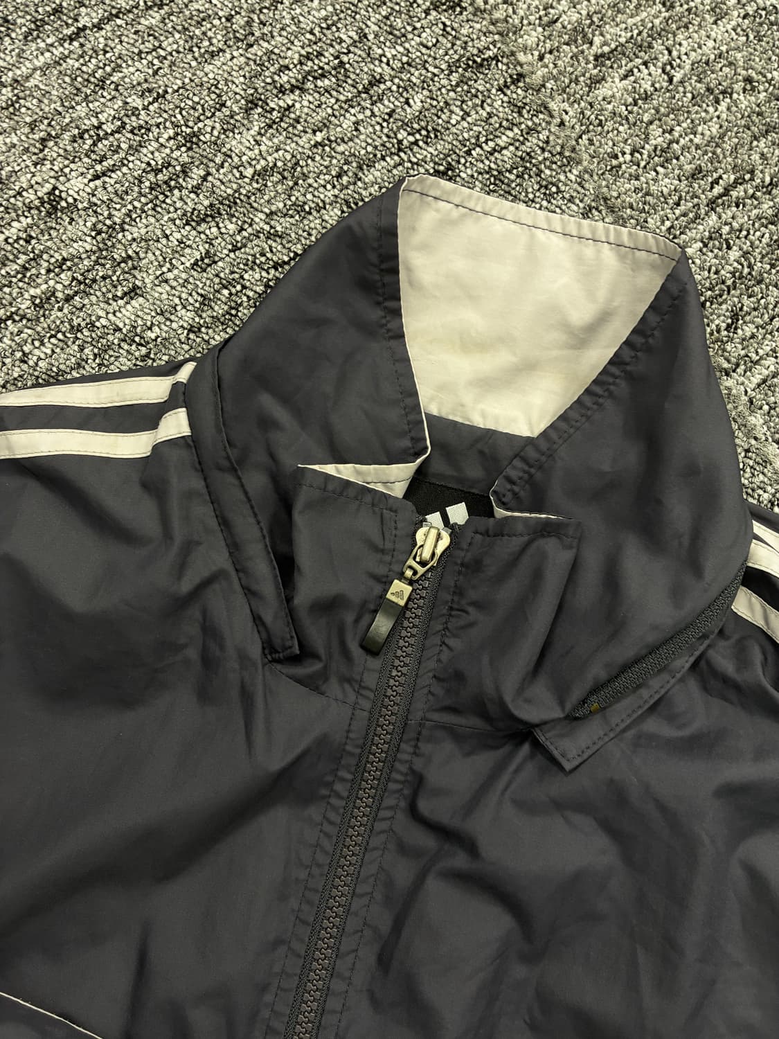 아디다스 90s 차콜 빅로고 바람막이 L 상품이미지5