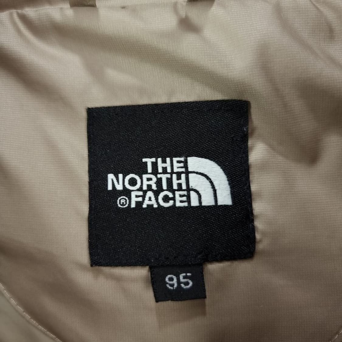 [노스페이스] 로고 자수 슬림핏 구스다운 경량 패딩 M19524 상품이미지8