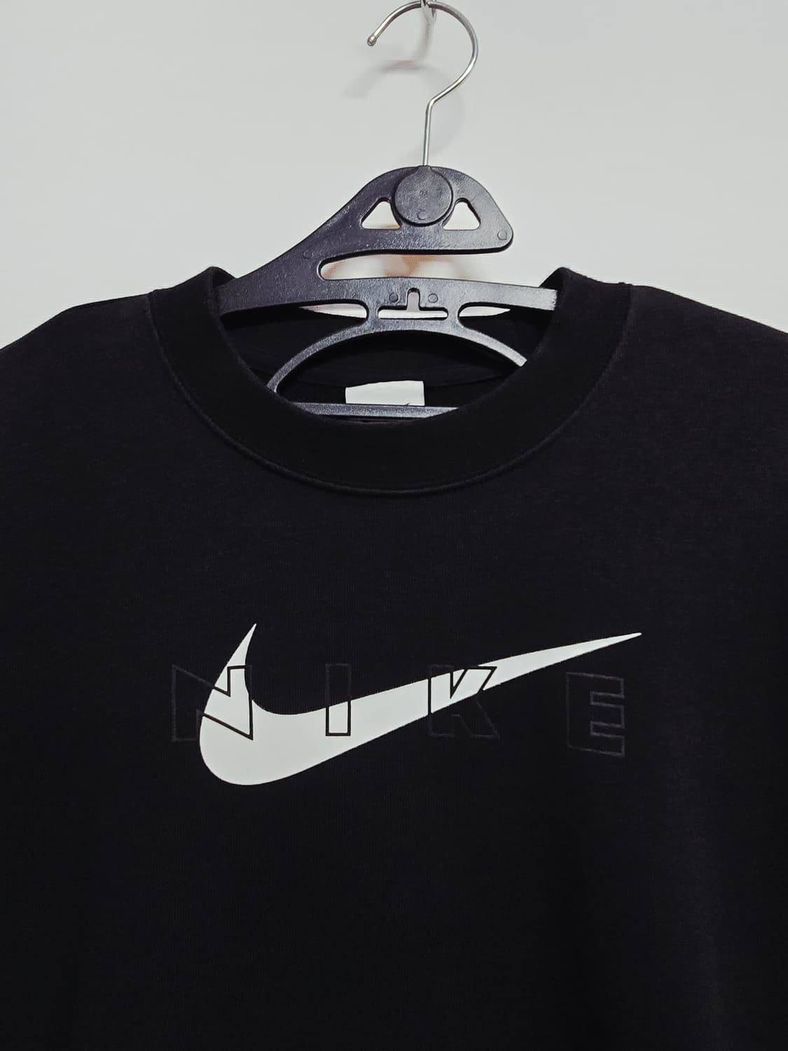 나이키 스우시 블랙 맨투맨 티셔츠 상품이미지2