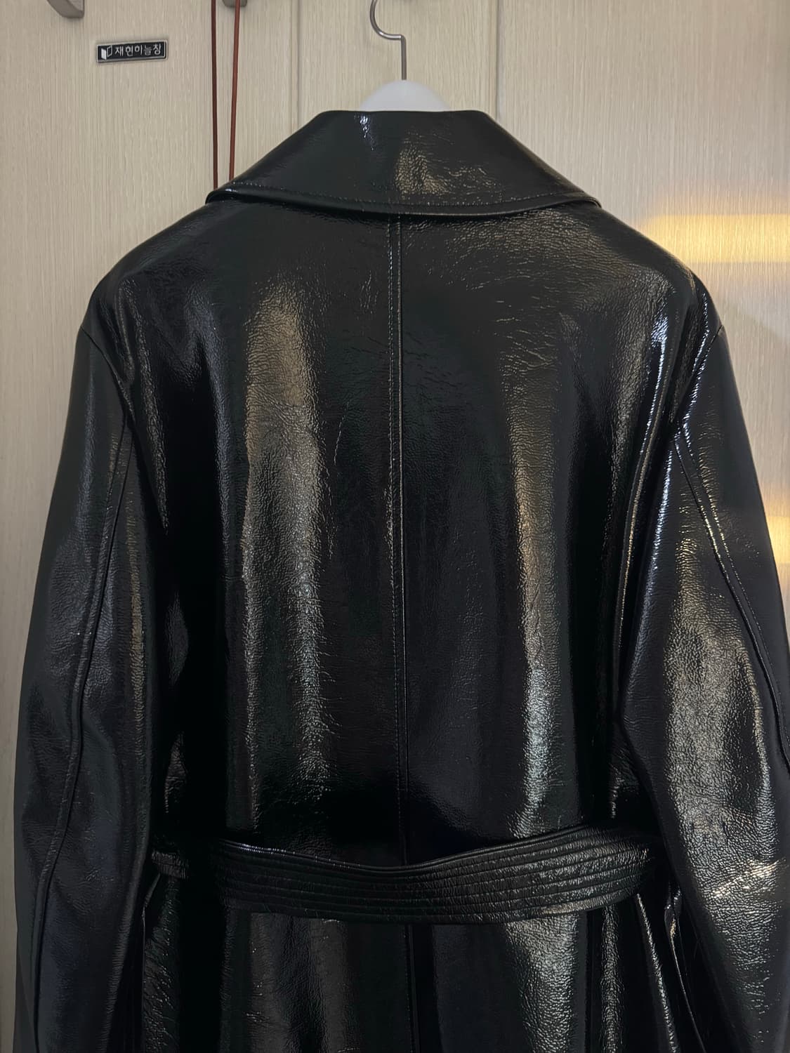 로우클래식 애나멜 페이크레더 롱 코트 상품이미지4