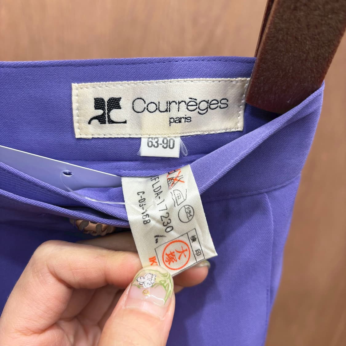 꾸레쥬 플리츠 미디 스커트 버튼 랩 로고 자수 디테일 A라인 라이트 퍼플 상품이미지7