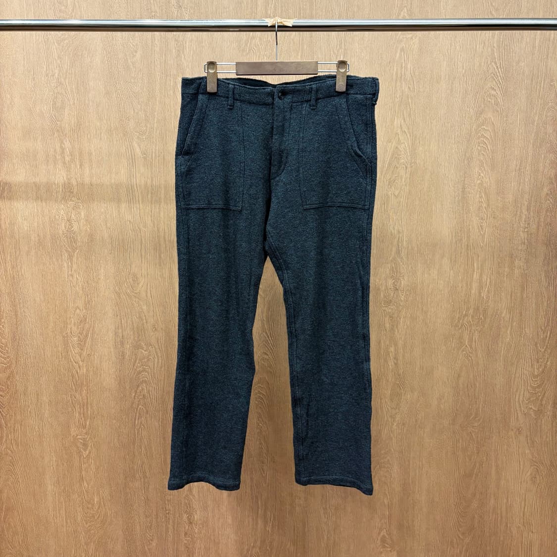 단톤 울 블렌드 워크 팬츠 사각 패치 포켓 로고 패치 버튼 디테일 차콜 상품이미지2