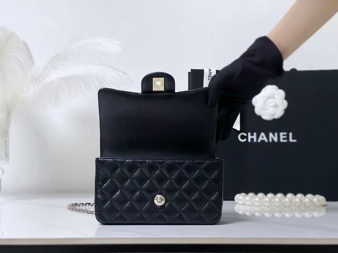 샤넬 핸들 장식의 미니 플랩백 램스킨 & 골드 메탈 블랙 상품이미지7