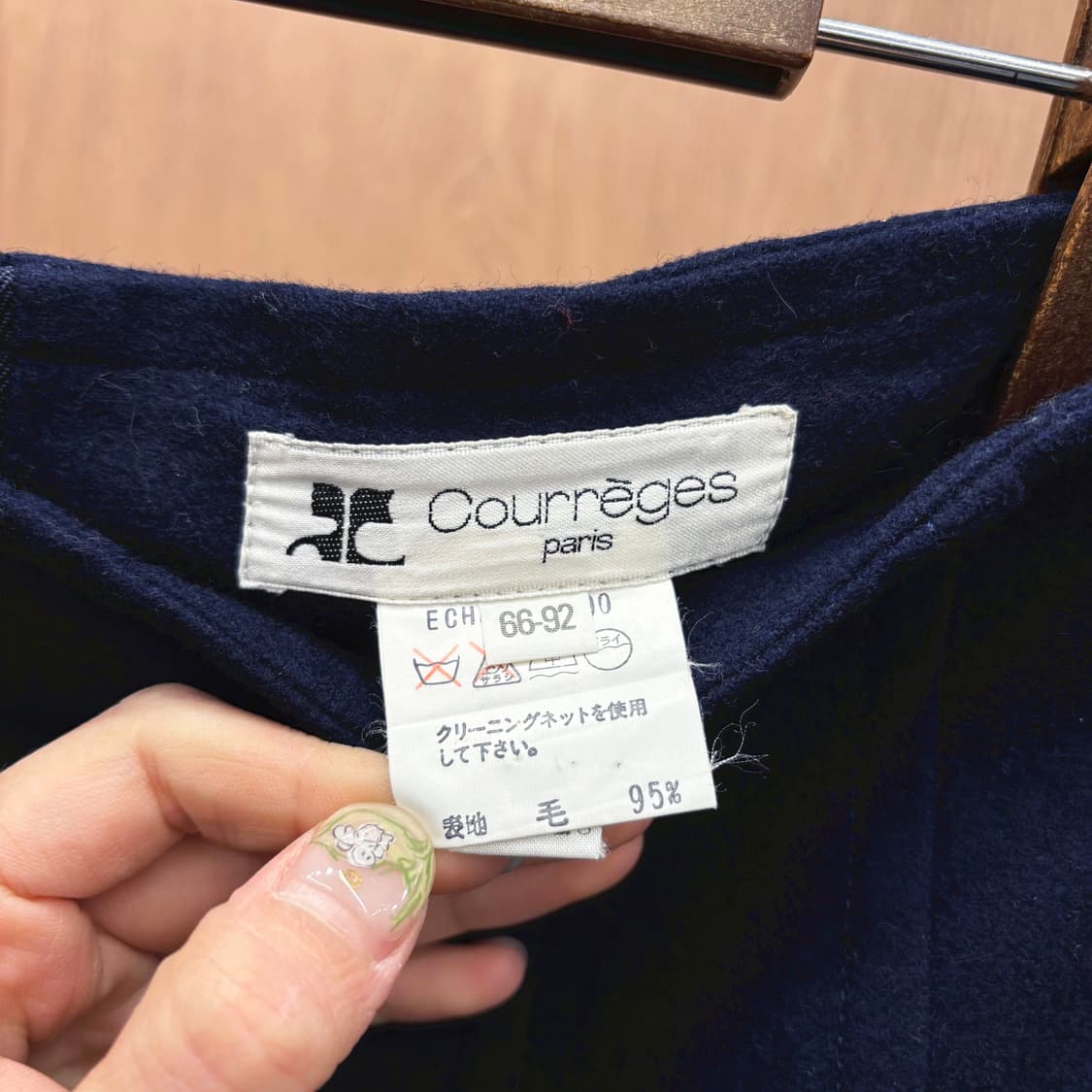 꾸레쥬 미디 스커트 절개 스터드 장식 백 슬릿 디테일 H라인 네이비 상품이미지7