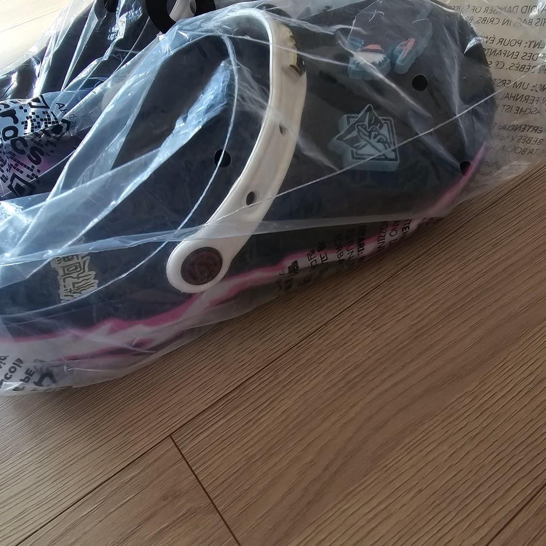 270 새제품) 크록스 주술회전 클래식 클로그 블랙 208874-001 상품이미지5