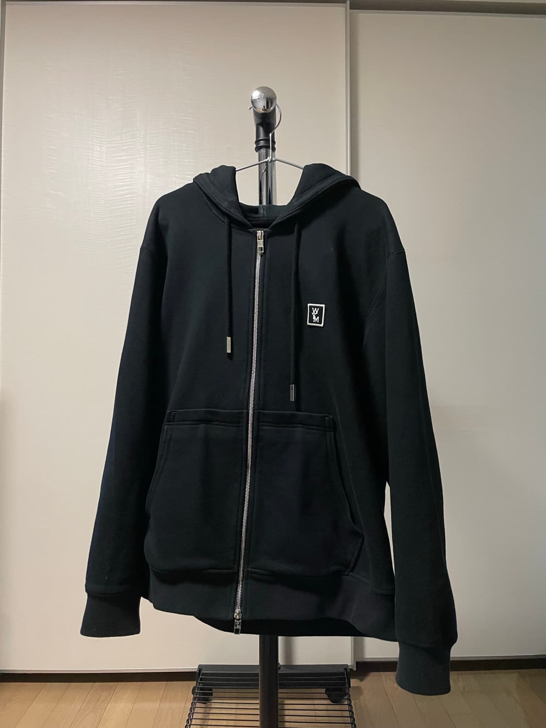 우영미 백로고 블랙 후드집업 48 상품이미지3